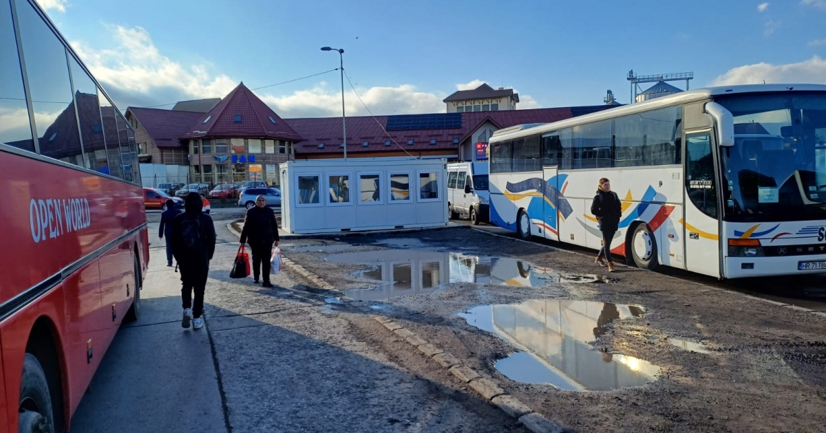 Tizenhat férőhelyes, fűtött konténerben várakozhatnak az utasok